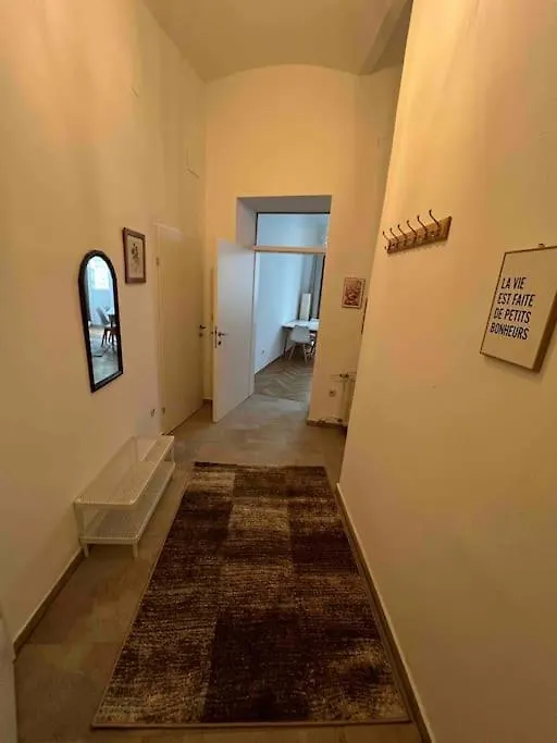 Authentic 2-Bedroom Apartment Viena 0*,  Austria