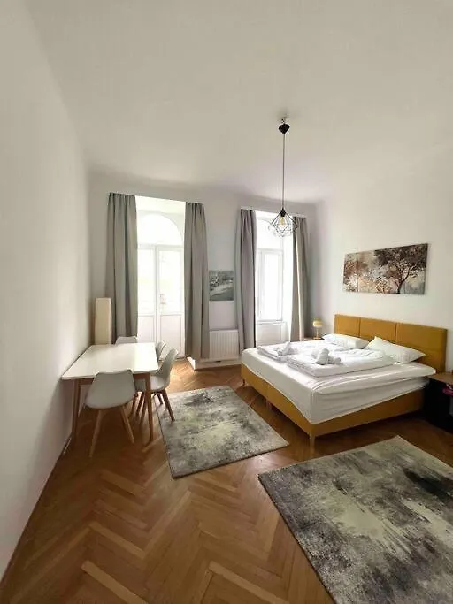 Authentic 2-Bedroom Apartment Viena Austria